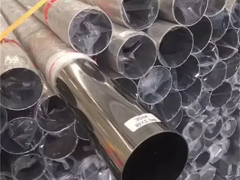 Tubo de acero inoxidable 304 en fábrica