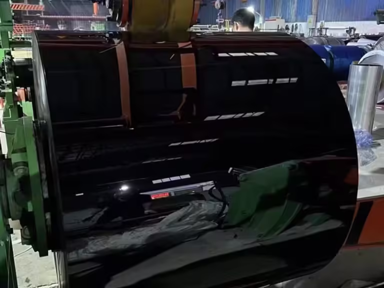 cuộn thép không gỉ gương đen tại nhà máy