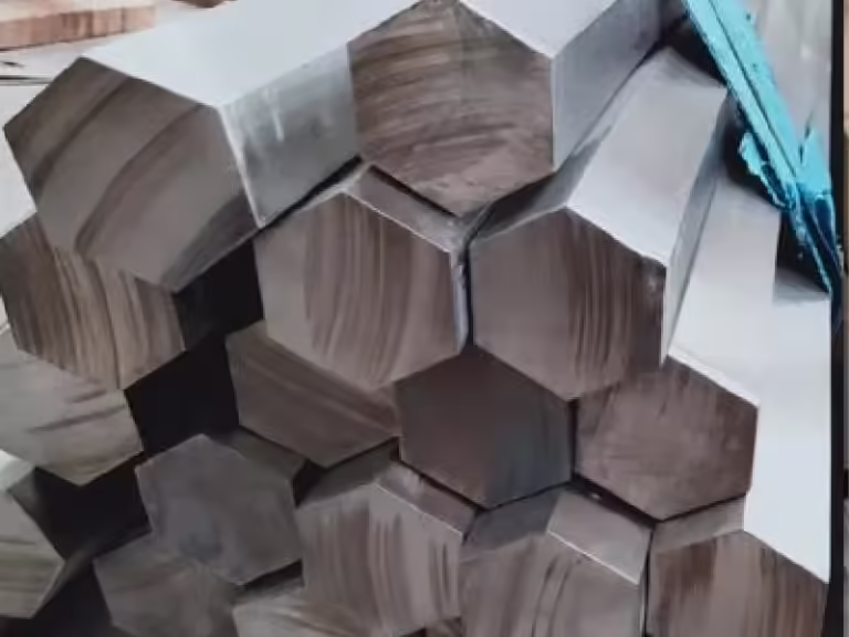 coupe transversale d'une barre hexagonale en acier inoxydable